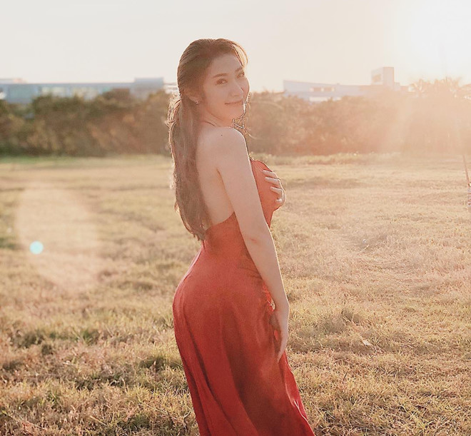 Khổng Tú Quỳnh ngày càng mặc gợi cảm sau khi chia tay Ngô Kiến Huy