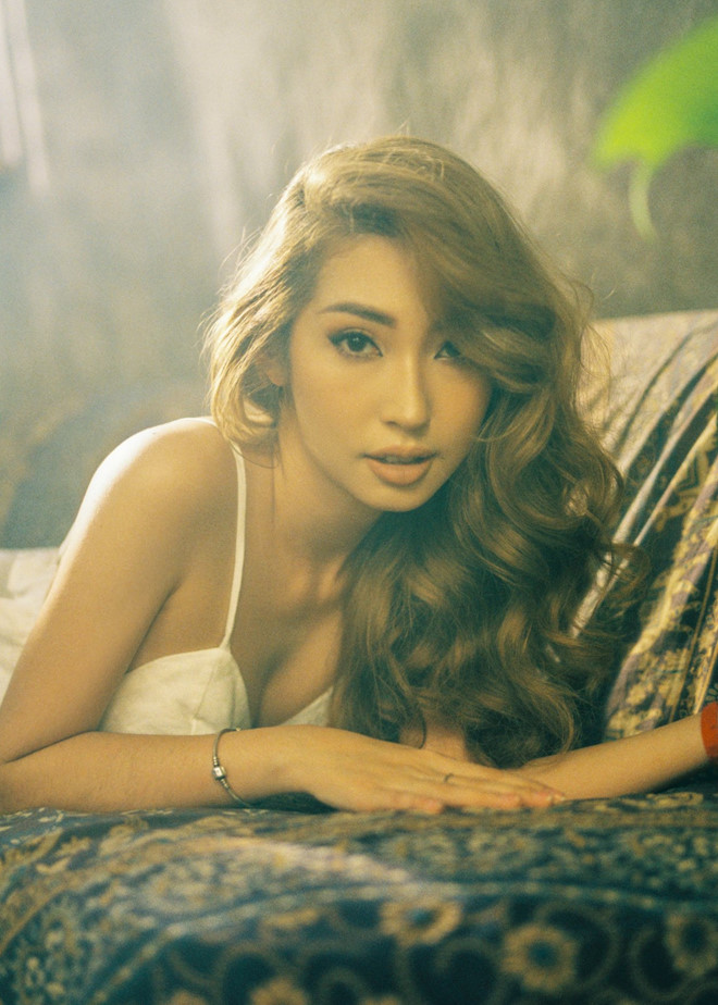 Khổng Tú Quỳnh ngày càng mặc gợi cảm sau khi chia tay Ngô Kiến Huy