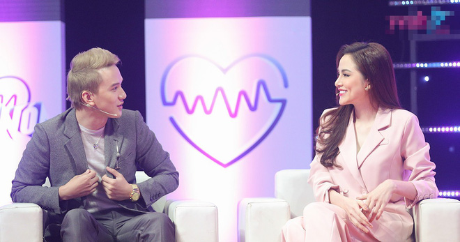 Hoa hậu Diễm Hương bật khóc: Sau 4 năm bị mẹ đẻ từ mặt, tôi đã được ăn cơm cùng gia đình Hoa hậu Diễm Hương bật khóc: Sau 4 năm bị mẹ đẻ từ mặt, tôi đã được ăn cơm cùng gia đình