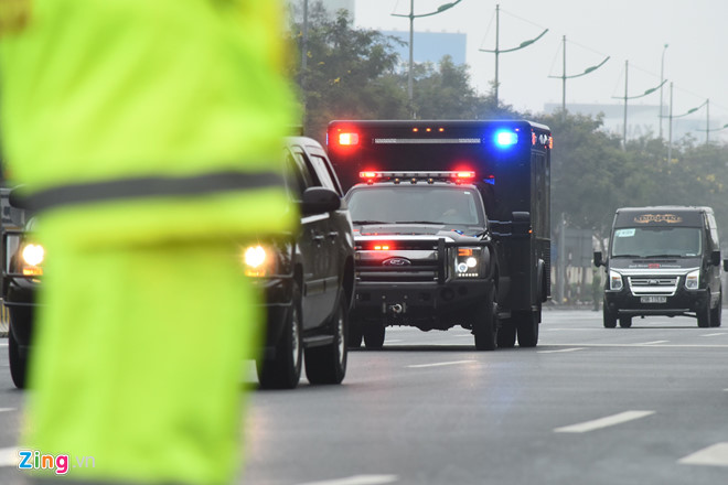 Quái thú của TT Trump rời Nội Bài, qua cầu Nhật Tân để về Hà Nội Quái thú của TT Trump rời Nội Bài, qua cầu Nhật Tân để về Hà Nội