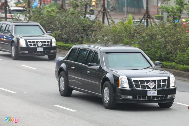 Quái thú của TT Trump rời Nội Bài, qua cầu Nhật Tân để về Hà Nội