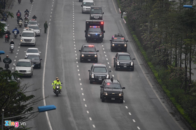 Quái thú của TT Trump rời Nội Bài, qua cầu Nhật Tân để về Hà Nội Quái thú của TT Trump rời Nội Bài, qua cầu Nhật Tân để về Hà Nội