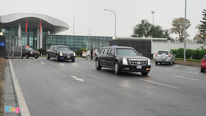 Quái thú của TT Trump rời Nội Bài, qua cầu Nhật Tân để về Hà Nội