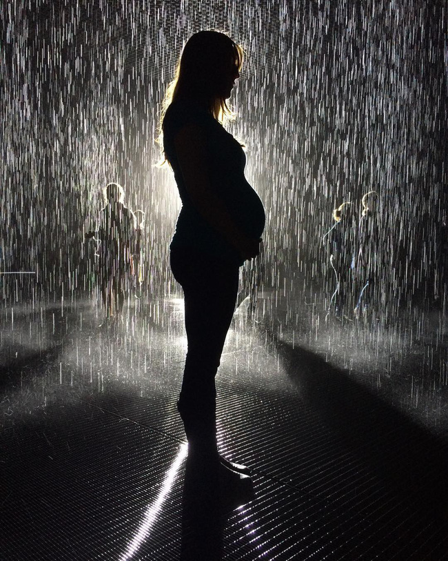 Mẹ bầu khóc hết nước mắt vì bị cả nhà chồng bắt phá thai để đi làm trả nợ, thái độ của chồng còn gây sốc hơn