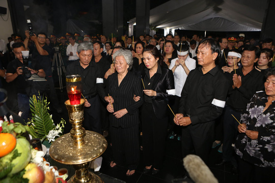 Hàng ngàn người tiễn đưa Phó Chủ tịch UBND TP Nguyễn Thị Thu về nơi an nghỉ cuối cùng