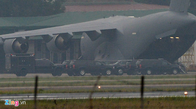 Quái thú của TT Trump rời Nội Bài, qua cầu Nhật Tân để về Hà Nội