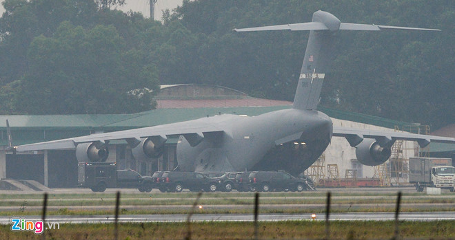 Quái thú của TT Trump rời Nội Bài, qua cầu Nhật Tân để về Hà Nội