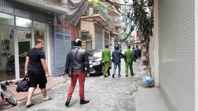 Cận cảnh khám xét nhà 2 cựu bộ trưởng Nguyễn Bắc Son và Trương Minh Tuấn