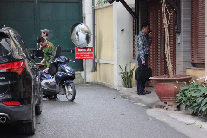 Cận cảnh khám xét nhà 2 cựu bộ trưởng Nguyễn Bắc Son và Trương Minh Tuấn