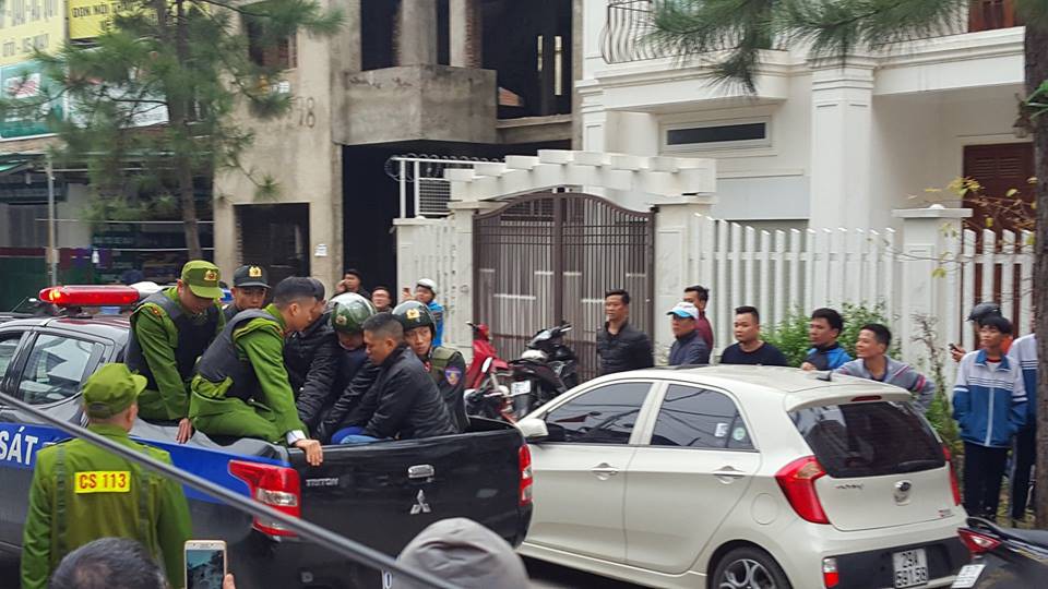 Hà Nội: Huy động hàng chục chiến sĩ khống chế nam thanh niên nghi ngáo đá cố thủ trong biệt thự