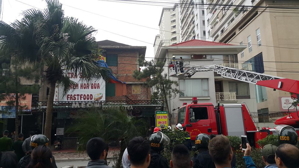 Hà Nội: Huy động hàng chục chiến sĩ khống chế nam thanh niên nghi ngáo đá cố thủ trong biệt thự