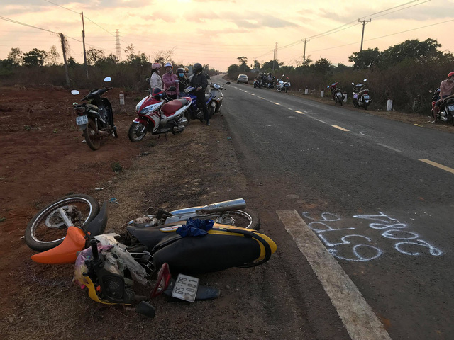 Xe hơi tông trực diện xe máy, vợ chồng và con gái 5 tuổi chết tại chỗ