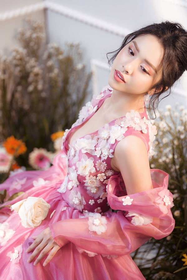 Á hậu Thúy An đẹp mong manh với váy thêu hoa 3D