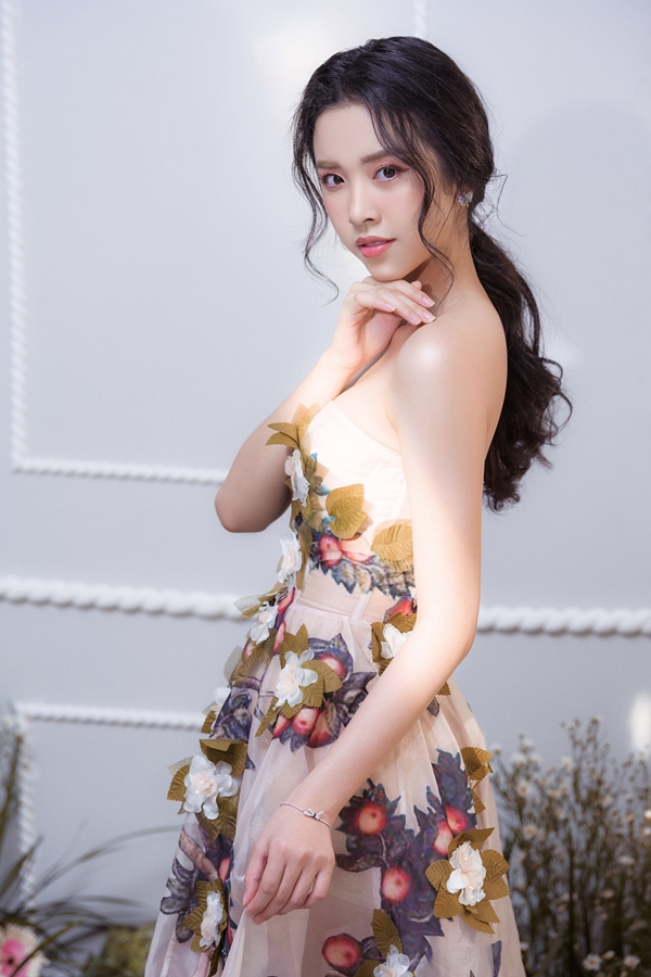 Á hậu Thúy An đẹp mong manh với váy thêu hoa 3D