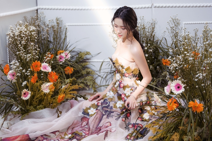 Á hậu Thúy An đẹp mong manh với váy thêu hoa 3D