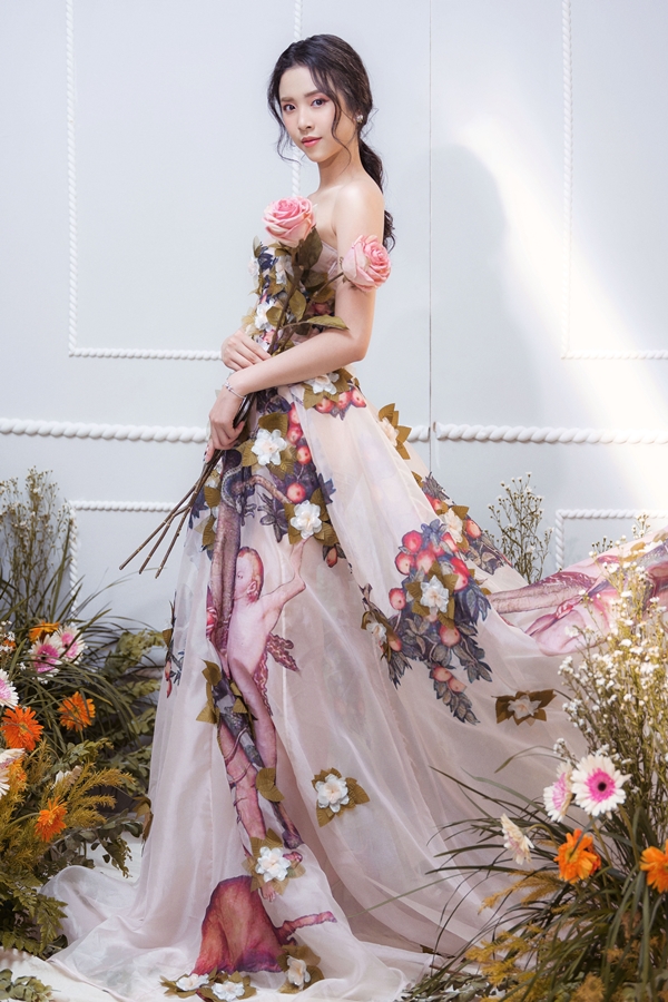 Á hậu Thúy An đẹp mong manh với váy thêu hoa 3D
