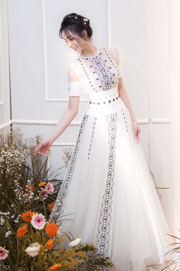 Á hậu Thúy An đẹp mong manh với váy thêu hoa 3D