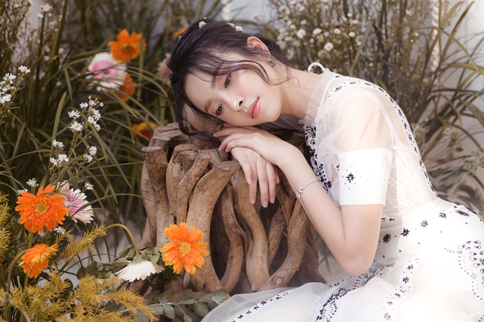 Á hậu Thúy An đẹp mong manh với váy thêu hoa 3D