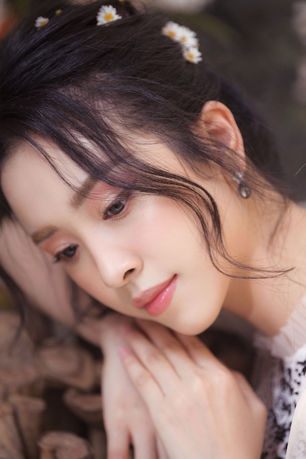 Á hậu Thúy An đẹp mong manh với váy thêu hoa 3D