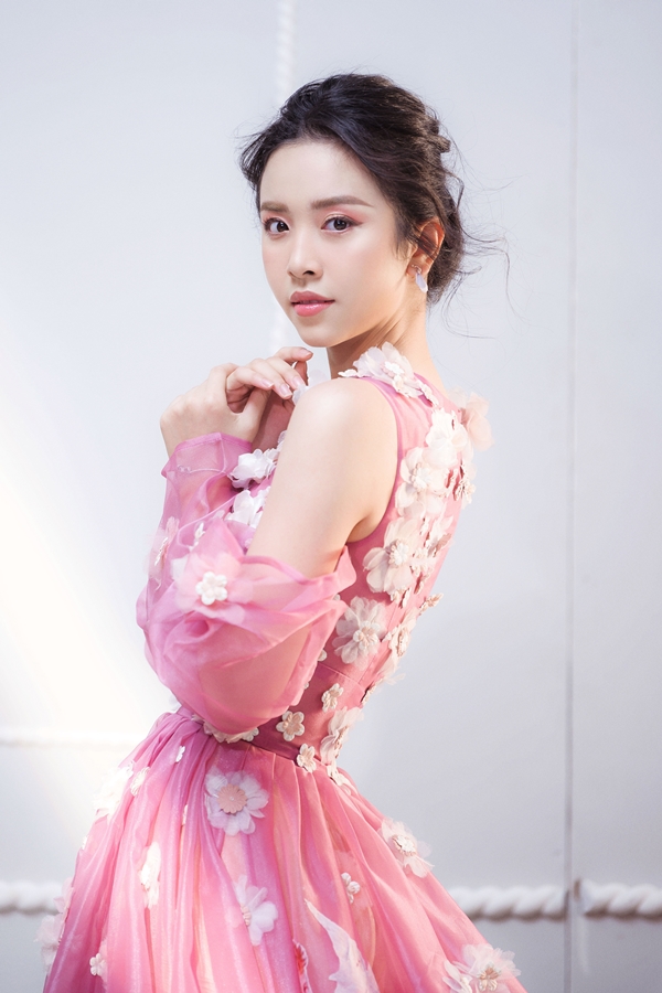 Á hậu Thúy An đẹp mong manh với váy thêu hoa 3D