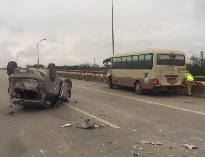 Hà Nội: Ôtô khách tông xe taxi lật ngửa trên đường Võ Văn Kiệt, 5 người nhập viện