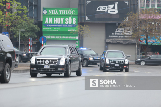 Đặc vụ Mỹ hồ hởi bắt tay CSGT Hà Nội sau khi đưa siêu xe The Beast của TT Trump về khách sạn