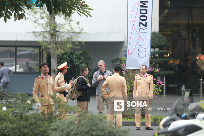 Đặc vụ Mỹ hồ hởi bắt tay CSGT Hà Nội sau khi đưa siêu xe The Beast của TT Trump về khách sạn