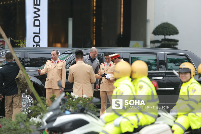 Đặc vụ Mỹ hồ hởi bắt tay CSGT Hà Nội sau khi đưa siêu xe The Beast của TT Trump về khách sạn