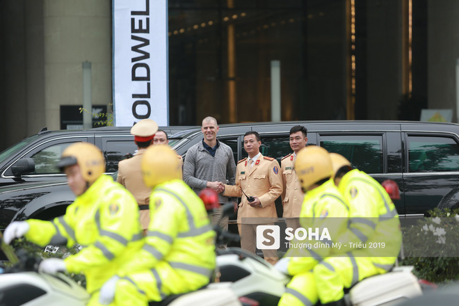 Đặc vụ Mỹ hồ hởi bắt tay CSGT Hà Nội sau khi đưa siêu xe The Beast của TT Trump về khách sạn
