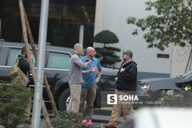 Đặc vụ Mỹ hồ hởi bắt tay CSGT Hà Nội sau khi đưa siêu xe The Beast của TT Trump về khách sạn