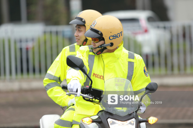 Đặc vụ Mỹ hồ hởi bắt tay CSGT Hà Nội sau khi đưa siêu xe The Beast của TT Trump về khách sạn