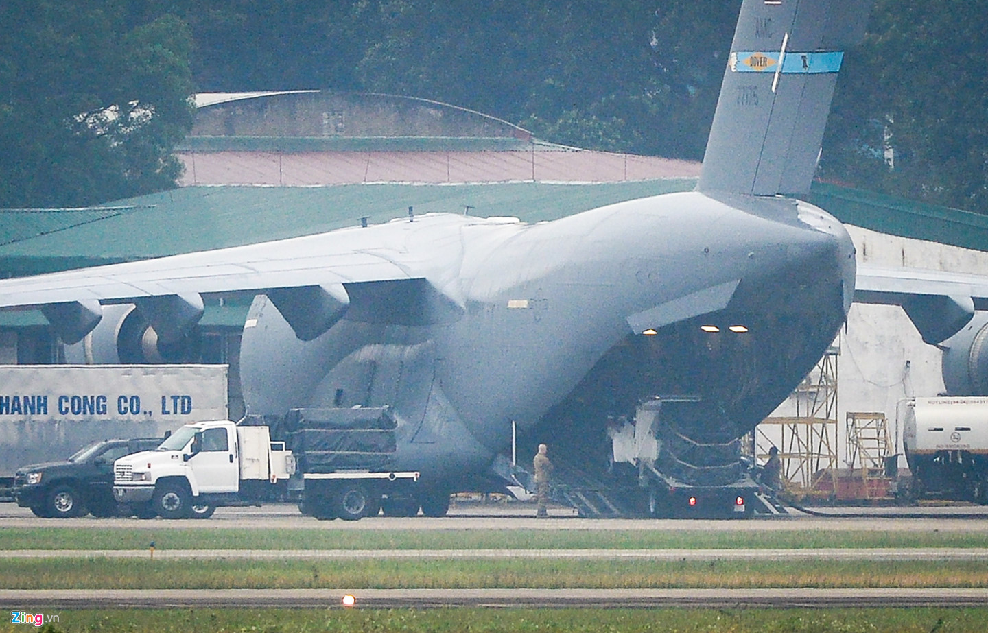 Hàng trăm mật vụ Mỹ bước ra khỏi C-17 xuống sân bay Nội Bài