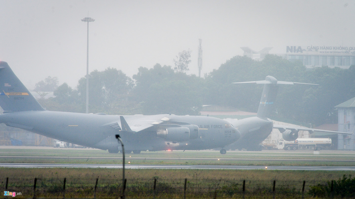 Hàng trăm mật vụ Mỹ bước ra khỏi C-17 xuống sân bay Nội Bài