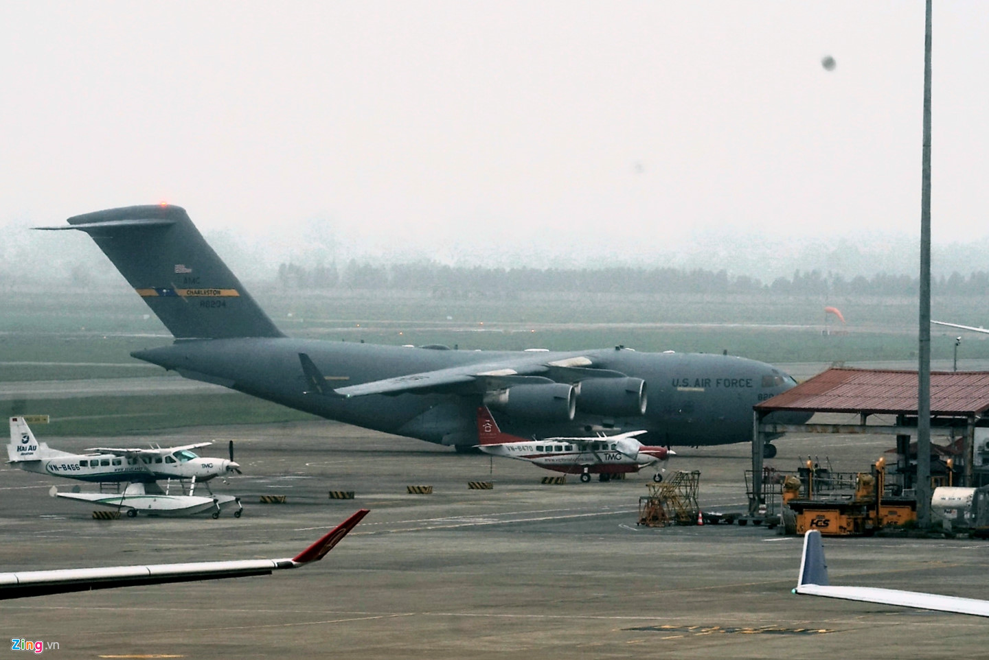 Hàng trăm mật vụ Mỹ bước ra khỏi C-17 xuống sân bay Nội Bài