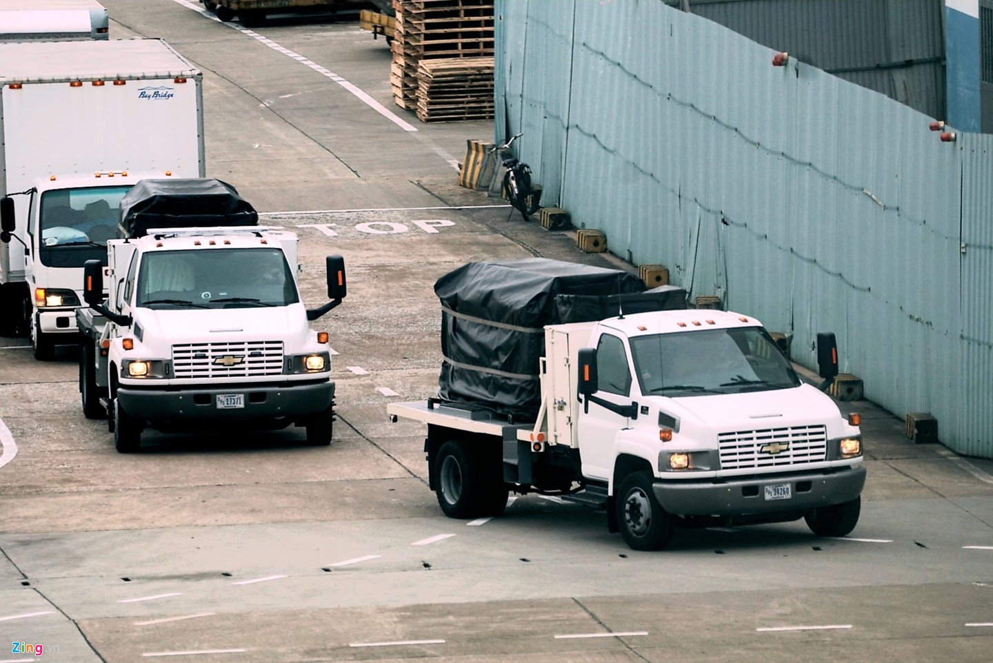 Hàng trăm mật vụ Mỹ bước ra khỏi C-17 xuống sân bay Nội Bài