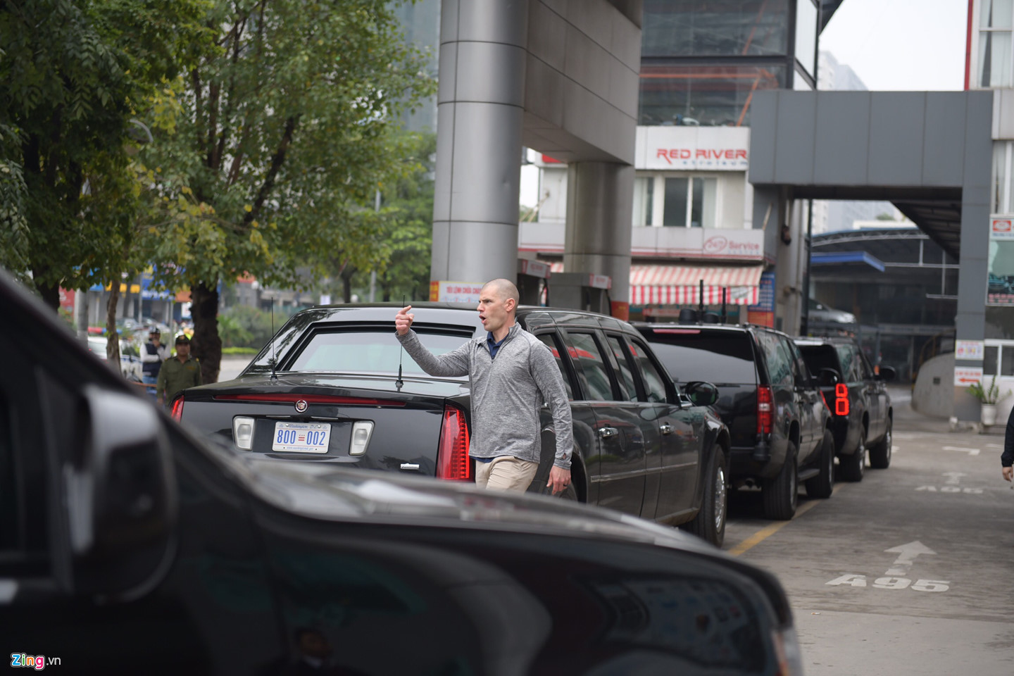 Video - Ảnh: Quái thú của TT Trump dừng đổ xăng tại Hà Nội