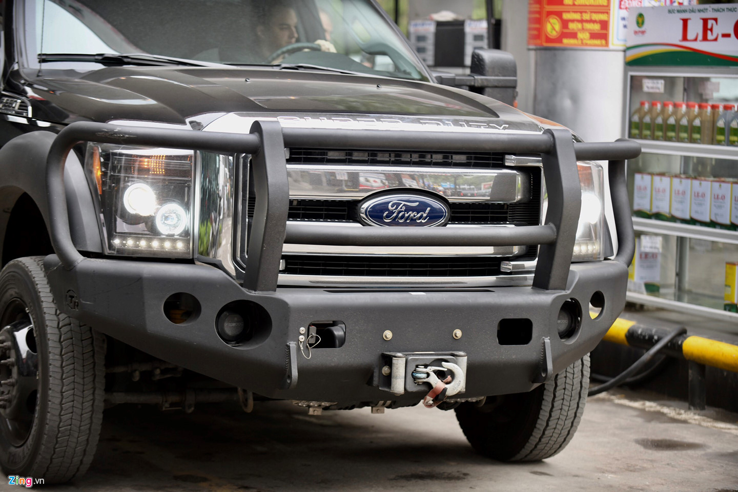 Video - Ảnh: Quái thú của TT Trump dừng đổ xăng tại Hà Nội