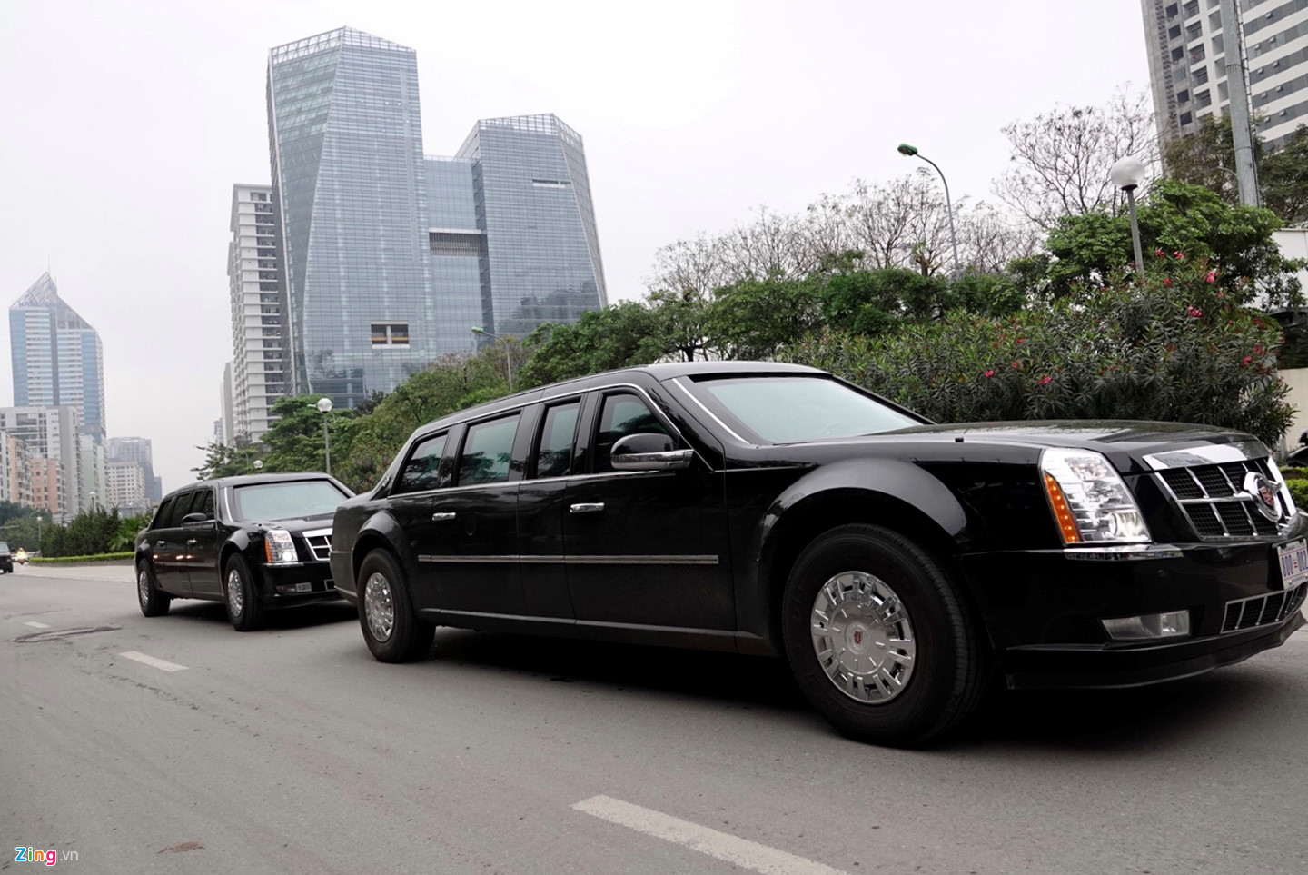 Video - Ảnh: Quái thú của TT Trump dừng đổ xăng tại Hà Nội