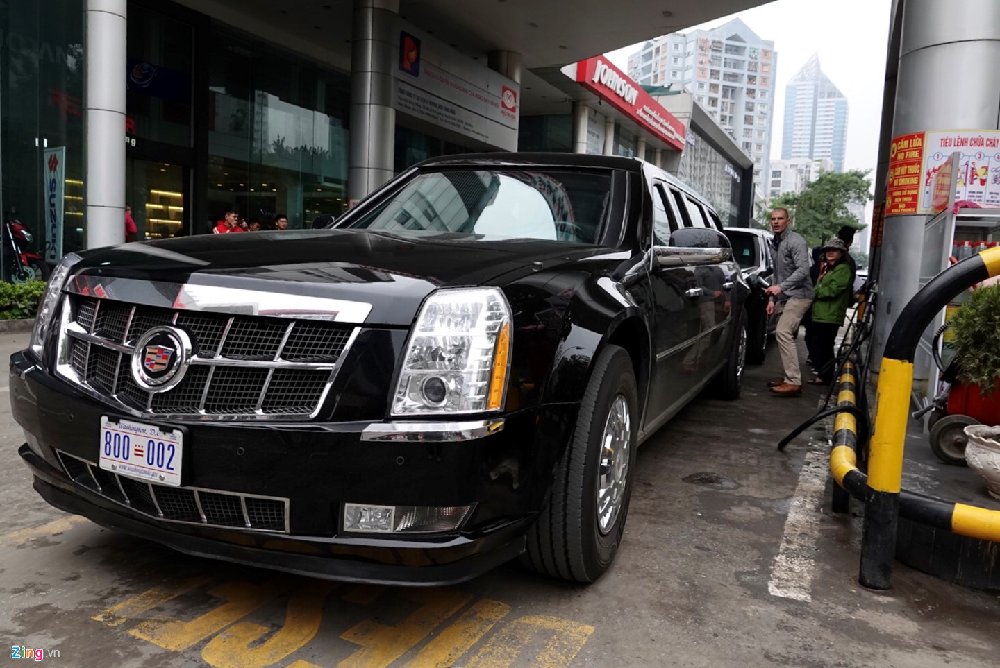 Video - Ảnh: Quái thú của TT Trump dừng đổ xăng tại Hà Nội