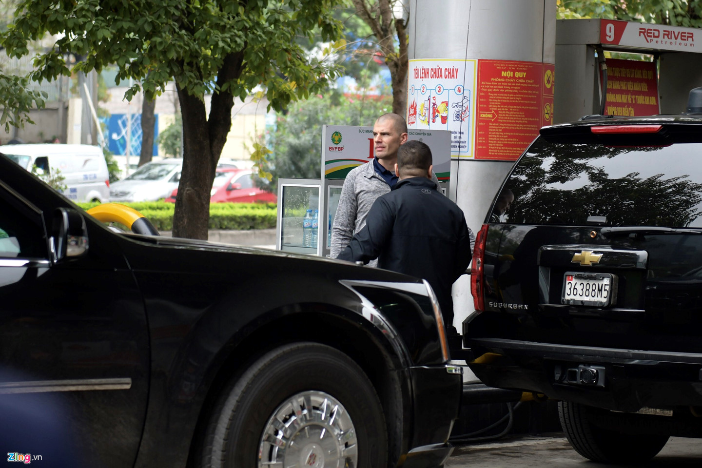 Video - Ảnh: Quái thú của TT Trump dừng đổ xăng tại Hà Nội