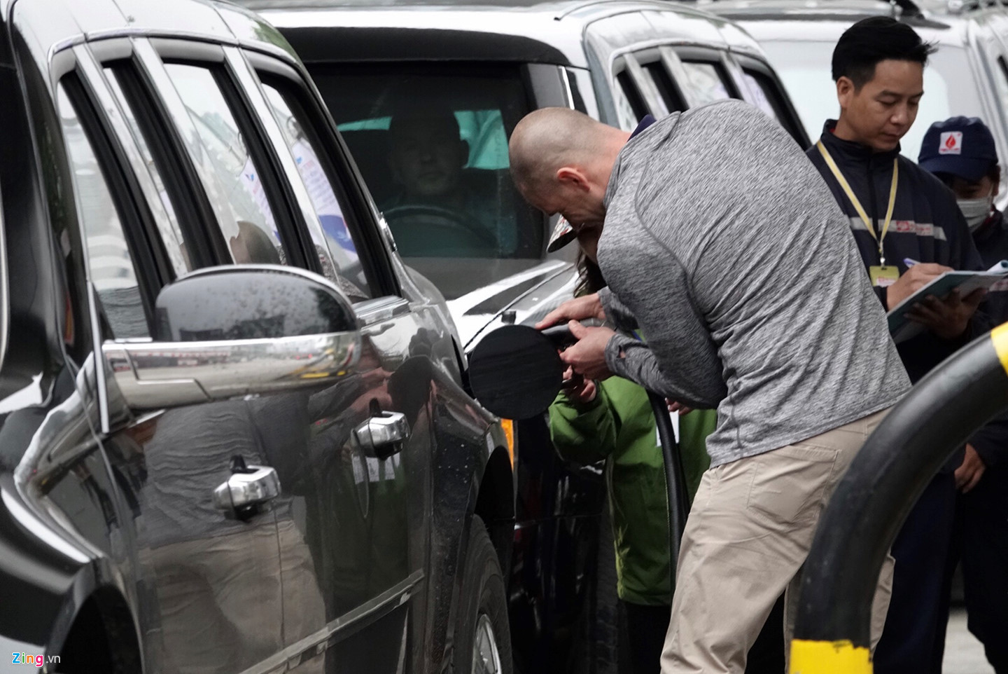 Video - Ảnh: Quái thú của TT Trump dừng đổ xăng tại Hà Nội