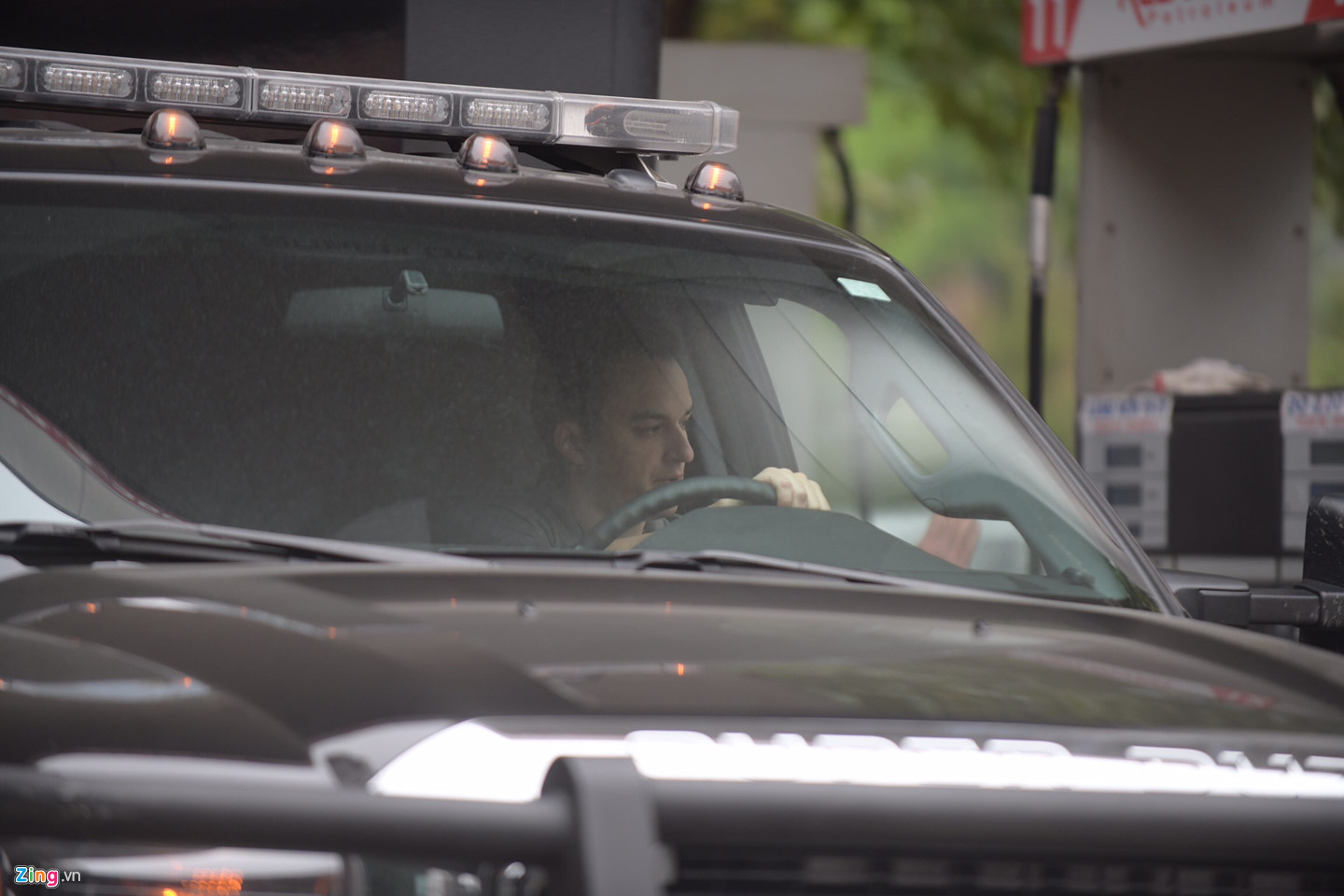 Video - Ảnh: Quái thú của TT Trump dừng đổ xăng tại Hà Nội