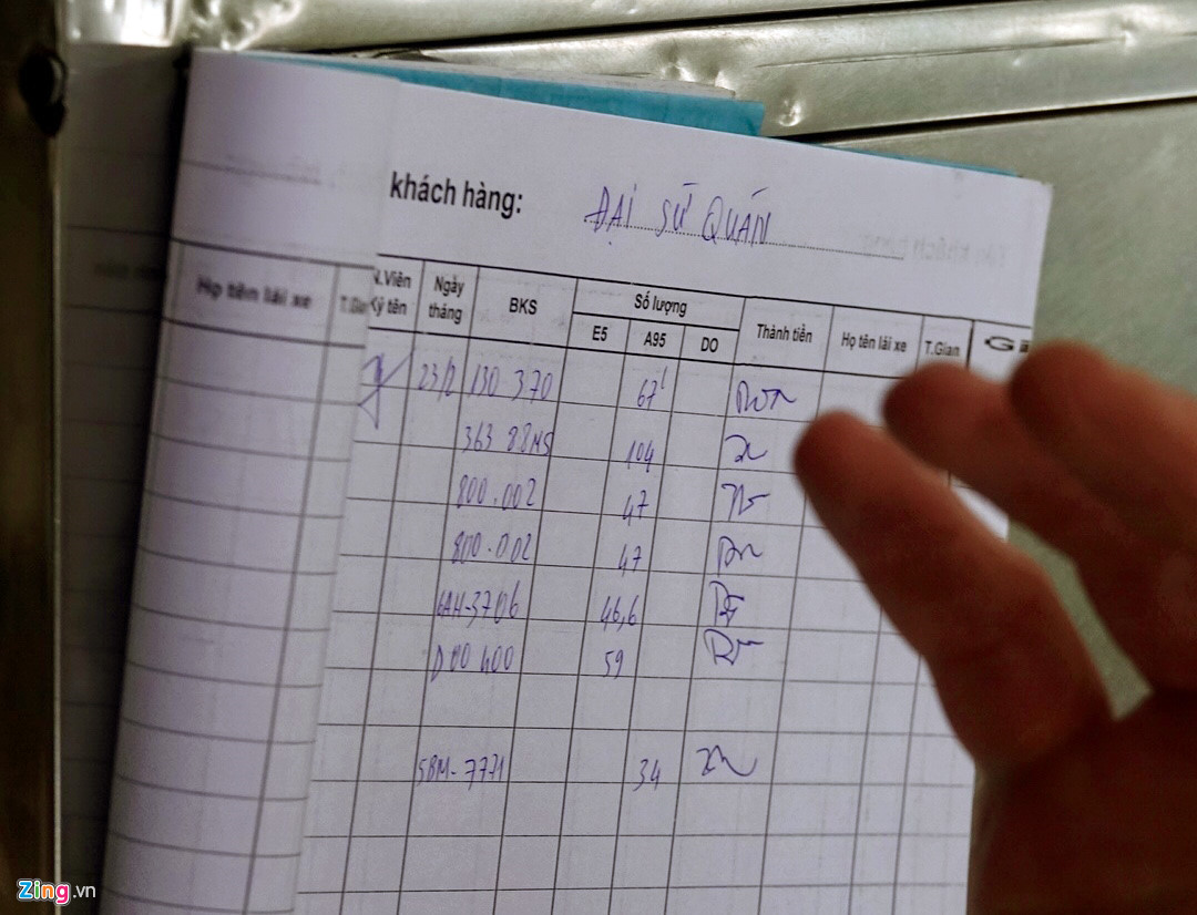 Video - Ảnh: Quái thú của TT Trump dừng đổ xăng tại Hà Nội