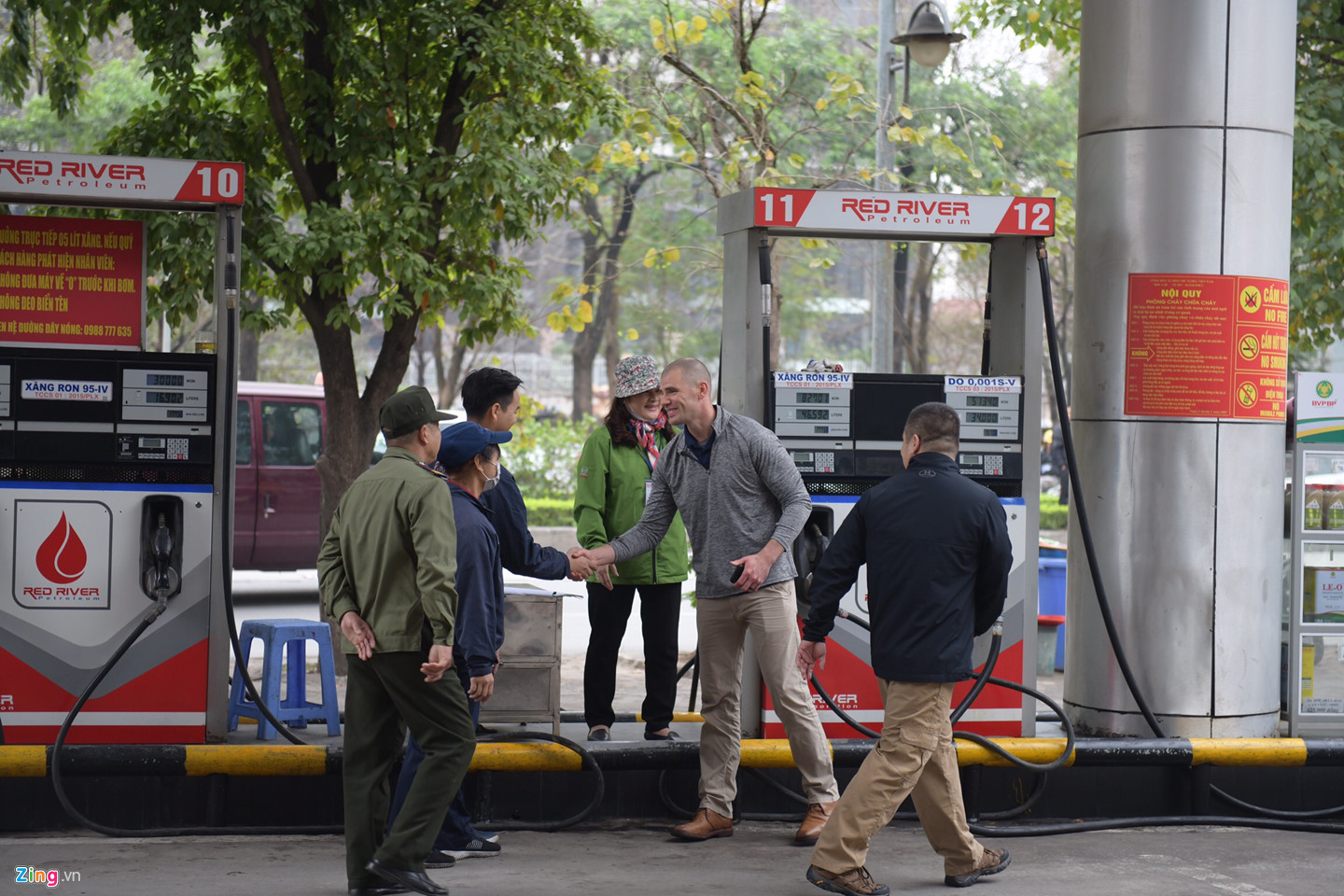 Video - Ảnh: Quái thú của TT Trump dừng đổ xăng tại Hà Nội