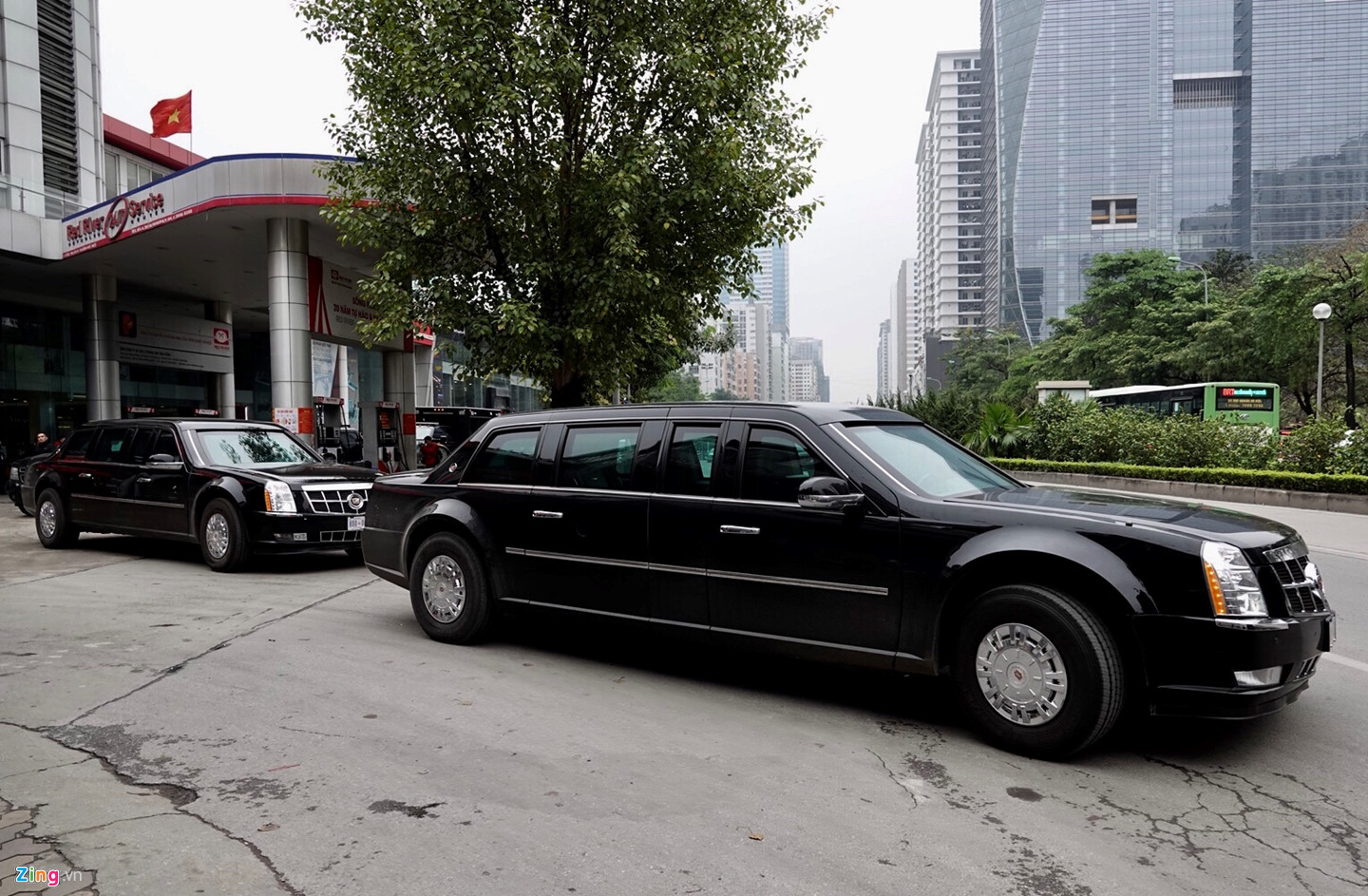 Video - Ảnh: Quái thú của TT Trump dừng đổ xăng tại Hà Nội