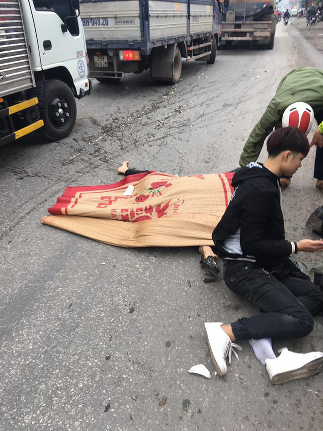 Hà Nội: Cô gái nguy kịch sau khi ngã xuống đường bị xe tải cán, nhiều người tưởng nạn nhân đã tử vong