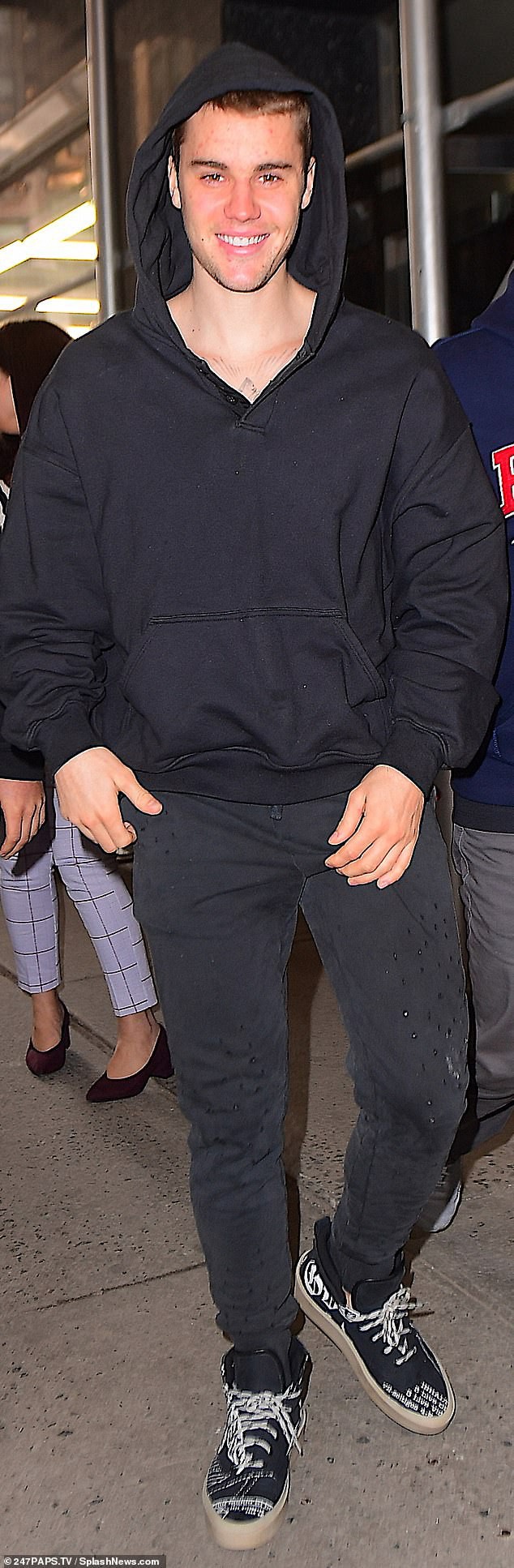 Khi tình cũ khiến cả thế giới xôn xao vì tin hẹn hò Zac, hình ảnh Justin Bieber cười tươi rói cũng đang gây bão mạng