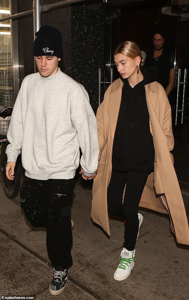 Khi tình cũ khiến cả thế giới xôn xao vì tin hẹn hò Zac, hình ảnh Justin Bieber cười tươi rói cũng đang gây bão mạng