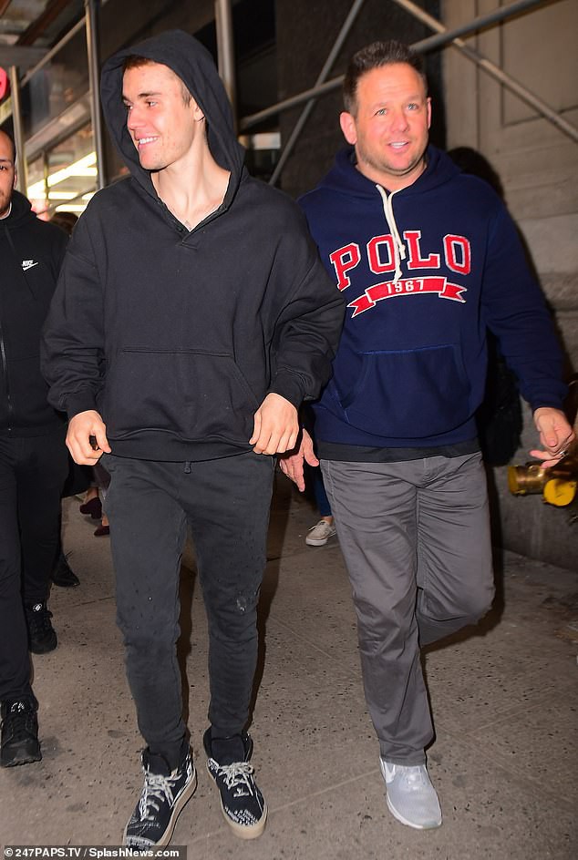 Khi tình cũ khiến cả thế giới xôn xao vì tin hẹn hò Zac, hình ảnh Justin Bieber cười tươi rói cũng đang gây bão mạng