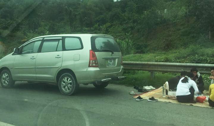 Không chỉ trải bạt, nhóm người còn mang theo cả nồi cơm điện, bát đũa liên hoan trên cao tốc gây phẫn nộ